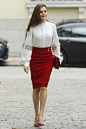西班牙王后Letizia可以称得上是欧洲王室的穿衣偶像，被她穿过的单品常常热卖脱销。五月的公开亮相里，有没有给你种草的单品？ ​