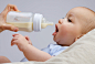 用奶瓶给孩子喂奶的妈妈 图片素材下载-儿童幼儿-人物图库-图片素材 - 集图网 www.jituwang.com