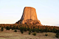 魔鬼塔国家保护区｜怀俄明州
Devils Tower National Monument, Wyoming

魔鬼塔国家保护区位于怀俄明州黑山区域（Black Hills）的贝尔富什河畔（Belle Fourche River），总高386米。它蔚为壮观，每年都吸引着全世界各地的攀岩爱好者前来探险。