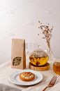 有机茶品牌和包装模型。空白茶叶包装模型与茶叶。牛皮纸包装与窗口和空白空间，以展示您的品牌设计。