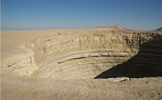 世界十大地质奇迹——地狱之门（白天）
...