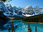 Moraine Lake, Banff National Park, Canada    Bright water, green pines, and snow-capped mountains.
冰碛湖，班芙国家公园，加拿大水亮，绿色的松树，和雪山。