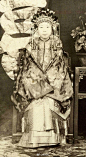 Thomas Child所拍摄的晚清时代的一对北京的新人，时间大约是1877年，这张照片中新人的打扮应该是很有代表性，主要是行头非常齐全，新郎的官服，补褂朝珠,大帽靴子，新娘凤冠霞帔蟒袍，算是那个时代新人礼服的标配了。 ​​​​