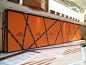 这个大胆的橙色爱马仕街垒曾经被安置在河滨的商店中。有关中央舞台街垒的更多信息，请访问：www.cspdisplay.com/barricades