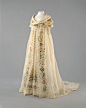 套装（1798），包括一条裙子和一条披肩（Fichu），使用的是18世纪末开始流行的刺绣薄棉布，这是法国大革命后带来的服饰改变，从洛可可奢华的极端走向了新古典简约的极端。@北坤人素材