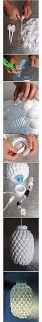 DIY一个漂亮的吊灯~用1堆白色塑料勺子+1个大号矿泉水瓶+白炽灯泡+带线开关等材料制作的吊灯，造型看上去还不错呢~感兴趣就试试吧~~