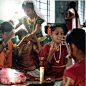 Nat Geo Image Collection 在 Instagram 上发布：“Photo by @renaeffendiphoto: Schoolgirls of Kasturba Sevika Ashram prepare for a folk dance of Kerala origin to be performed to commemorate…”