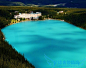 【加拿大露易丝湖】一颗镶嵌在落基山脉中的蓝宝石，其源自于维多利亚冰川，故湖水冰冷无比，每年11月至次年6月期间，湖面还会结冰，成为一个风景优美的滑冰场。