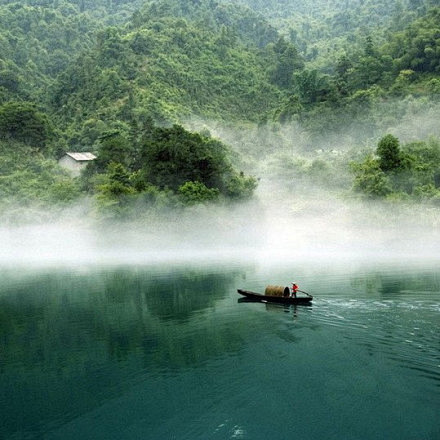 一湾碧水一蓬船，一层白雾层层峦。一幢小居...