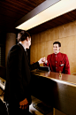 人,建筑结构,正装,着装得体,制服_126168360_Waiter giving cardkey to a businessman_创意图片_Getty Images China