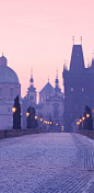 Charles Bridge in Prague, Czech Republic。捷克布拉格查理士桥。查理大桥建于1357年，是一座极具艺术价值的石桥。大桥横跨伏尔塔瓦河，长520米，宽10米，有16座桥墩，两端分别是布拉格城堡区和旧城区，以前这里还是历代国王加冕游行的必经之路。桥上可以观赏到街头艺人的表演和一些手工艺创作，还可以买到很多艺术品，例如表现查理大桥的水彩画，以及身着传统捷克服装和宫廷服装的木偶等。这座欧洲最古老最长的桥上有30尊圣者雕像，都是17-18世纪捷克巴洛克艺术大师的杰作，被欧洲人称