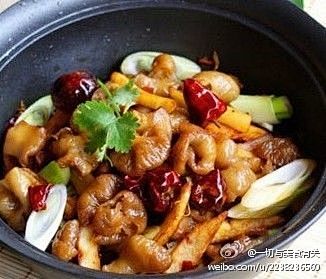 【家常菜——肥肠香锅】1.干辣椒、大葱切...
