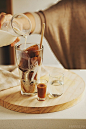 咖啡酒（KAHLUA 甘露力娇酒) 冻成冰块，加奶、咖啡、糖浆，试试吧好喝～