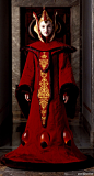 #星球大战# 服装系列（1）——帕德梅的红色王袍，前传1中开场女王就穿着这件沉重华贵的红袍，头顶巨大奇异的发型和冠饰，白面绛唇分外惹眼，带有浓烈的神秘气息。这件衣服取材自东北亚少数民族服饰，据设计师介绍，基本灵感来自1944年电影《蛇蝎美人》的戏服（图9），又融合了很多满蒙服装元素。