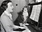 一日一猫：黑白照片中的愤怒喵星人[21P] 早在第一台相机发明伊始，狗狗猫咪的主人们就在记录这些又2又萌的小家伙们。瞧瞧来自上世纪20、30、50年代的黑白照-广摄天下-靠垫网 http://www.kaoder.com
给15岁的主人伴唱的喵歌姬——1959年，英国伍斯特公园
http://www.kaoder.com/?thread-view-fid-13-tid-62933.htm