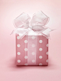 礼物,盒子,影棚拍摄,室内,聚会_86258240_Pink Polka Dot Gift on Pink Background_创意图片_Getty Images China
