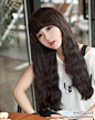 韩式自然卷发型，厚重的齐刘海非常饱满，带着一丝自然的弧度，非常甜美。长长麦穗烫发型非常优雅，两侧的长发完美的修饰了脸型，衬托出一张精致的小脸，真是太养眼了。