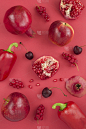 在红色背景上的红色蔬菜和水果的俯视图。