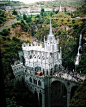 【哥伦比亚Las Lajas教堂 太美了】如果你走进一座山，不小心发现山中藏着这样一座建筑·····