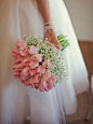 一款经典的手捧花可以给新娘当天的造型加分不少
更多婚礼手捧花>>http://t.cn/8slhW0h 