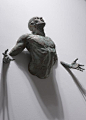 意大利米兰雕塑家Matteo Pugliese的青铜力作:Extra Moenia！这些被束缚画廊墙面中人物的力量与挣扎，震撼人心地诠释着束缚与自由的永恒矛盾。适当的留白,更具冲击感！
