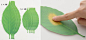 来自设计师Hideyuki Kumagai的创意，哥们的热敏变色叶（Leaf Thermometer），让纸做的叶子也能变换出四季的色彩：

如果环境温度在非常舒适的20~25°C，那么，它会保持一种天然的绿色，而环境温度如果比这更冷，它会变成褐色，比这更热，则会变成黄色~将它随意地散布在家的四周，或者说夹在最爱的书本里面，也许，某天不经意间颜色的变化，也能提醒你季节的变迁哦，就像大自然中真正的树叶那样~

36美元一套，内含大叶片5张，小叶片8张，这里有售：japantrendshop.com