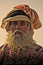 Old man wearing Arab dress HDR by Qatar Earth 2010 | Flickr – 相片分享！