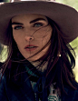 超模 Hilary Rhoda（希拉里·洛达）登上《Elle》杂志意大利版2015年10月号封面，在摄影师 Cedric Buchet 的镜头下，希拉里身着奢华皮草，演绎一出波西米亚与民俗的混搭风尚。 #模特#