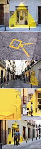 【如何让你的餐馆脱颖而出】在西班牙马德里一条灰色调的街道上，一家餐厅门口，用黄色胶带贴出“光”，再加上别出心裁的设置，营造出亮眼场景，赚足行人的目光。好创意就是要有四两拨千斤的姿势。