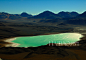 玻利维亚，Laguna Verde

Laguna Verde位于玻利维亚乌尤尼盐沼 (Salar de Uyuni) 附近，湖水无风时呈浅蓝色，刮起大风时又会变成绿色，在四周圆锥形火山的包围点缀下，这个高原湖泊就如玉石般温润美丽。 #美景#