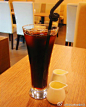 【朗姆碳酸冰咖啡Ramcoke】有可乐味的咖啡，朗姆酒也可以用黑色的，加入酒味道特别醇~材料:冰咖啡700ml,糖浆140,l,苏打水瓶与碳酸气、百佳得朗姆酒45ml 制作:1,在苏打水瓶中倒入700ml的冰咖啡+糖浆搅匀2,在玻璃杯中放入冰块，注入朗姆酒，再注入冷却的碳酸咖啡