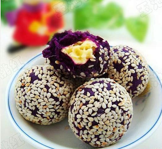 【紫薯奶酪球】
1.将紫薯切成片，放入锅...