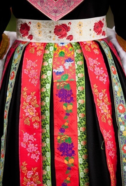 北欧民族服饰，童话般的色彩。转