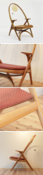 北欧经典之“球拍椅（Racket Chair, 1955）”，设计师是Helge Vestergaard Jensen，因为椅座及靠背都以尼龙绳编制，而且形状像网球拍，因此得名。这张椅子采用了有机曲线，正好和人体脊柱相吻合，坐起来非常舒适。