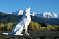 来自纽西兰的艺术家 Ben Foster 使用铝塑造出了令人惊艳的白色雕塑。将角度雕塑的有稜有角，每个切面看似极简，但却能塑造出千变万化的形态，Ben 知道如何使用空间让作品与环境融合在一起。我们在本篇中挑选了几项作品，其中也包含动物雕塑，你可看到野生动物和家禽的不同，例如野生动物有种动态美，而家中的狗看起来较温驯安静，Ben 著实将他的长才发挥得淋漓尽致。