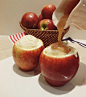 「苹果冰激凌」材料：苹果，白糖，开水，牛奶，蜂蜜。 
步骤： 1.将苹果洗净，切除苹果1/4处，挖出果核果肉，放入搅拌机搅成浆状。
2.放入白糖、开水，加入煮沸的牛奶，搅拌均匀，倒入盛器内置凉；再将冷却好的混合液体倒入苹果中放入冰箱中冰冻，吃的时候拿出来 淋上层蜂蜜，吃吧。
tips:我觉得浇枫糖或巧克力酱的味道也挺不错。