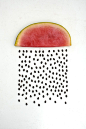 [蔬菜瓜果狂想曲 -德国女艺术家Sarah illenberger创意作品(图片8张)]《Watermelon rain》（西瓜雨）这张图到处都是，但一直不知道是谁得作品，偶尔发现啦这个艺术家的网站，分享一下...but，网站居然是德文得，不懂，下载点图，无奈的飘过~~~艺术家名叫Sarah Illenberger，来自德国，网站有很多充满创意的作品，其中，与西瓜雨一个系列得，最有爱。这个系列，都是使用水果蔬菜，制作出有趣的、幽默的艺术作品，小小的搞怪，特别的喜欢~via:h......