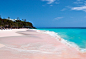 巴哈马群岛粉红海滩：巴哈马绵延三英里的神奇粉红色海滩是一种微型珊瑚虫的杰作。这些珊瑚虫死后，脱落的粉色外壳经海浪长时间冲刷，变碎并于沙子混合，形成粉色海滩。