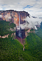 委内瑞拉境内的安赫尔瀑布（Angel Falls）是地球上最高的瀑布，总落差达979米，最长的一段瀑布高达807米。安赫尔瀑布也因Pixar《飞屋环游记》而众人皆知。
      这样壮美的自然奇景也因为本身的之最而让普通人难以全方位的欣赏、了解。摄影师Dmitry Moiseenko用了两天的时间，乘坐直升机对安赫尔瀑布进行了空中拍摄，完成了安赫尔瀑布360°空中全景。