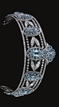 BELLE EPOUE AUAMARINE AND DIAMOND TIARA, CIRCA 1910 Designed as a series of graduated oval aquamarine clusters set with oval- and hexagonal-shaped aquamarines, interspersed with sprays of diamond myrtle leaves, within millegrain borders of circular-, si@北