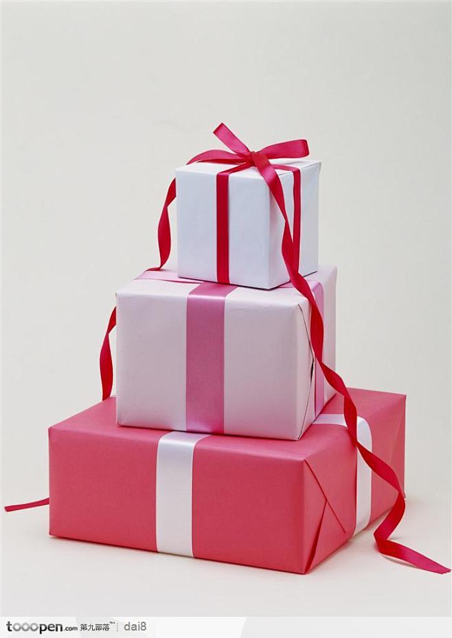 礼物饰品-堆起的粉色礼品盒