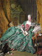 #服装# 影史上很有名的一件戏服，蒂尔达在《奥兰多》中穿的这条洛可可大裙子，1770年代风格，青绿色丝绸上装点着繁花，十分秀丽。这件衣服的设计让我想到两幅画像，蓬帕杜夫人的绿色玫瑰裙和玛丽王后的白色礼服，不知是否是从它们取材而成的。 ​​​​