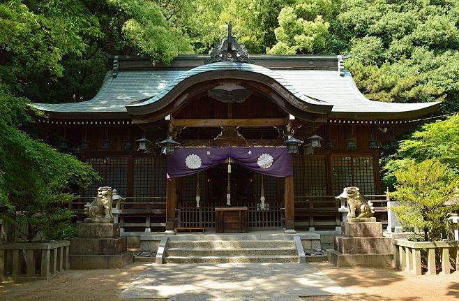 1200px-Tarumi-jinja_...