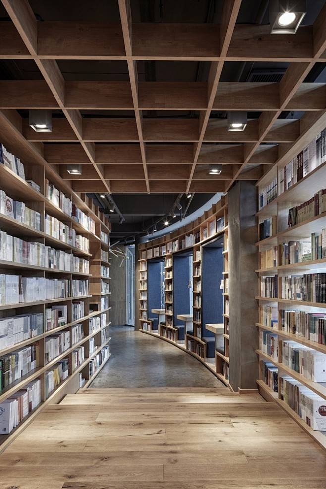 城市中的一缕新鲜空气 — 保定新华书店 