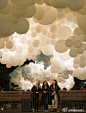 一个法国艺术家Charles Petillion最近在伦敦Covent Garden建造的一个10万个气球组织层的气球云..... 整个装置起名为“心跳”.... 在伦敦的心脏地位，连接着伦敦的过去与未来..... 让伦敦的游客们在此感受伦敦的心跳....... 带你去现场........