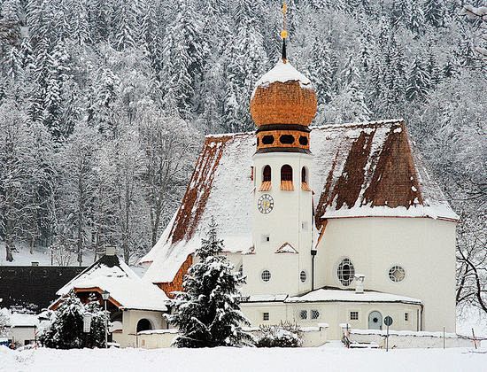 白色雪地里的教堂