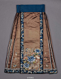 晚清时代汉人女性的马面裙，有阑干样式即有深色边装饰的是70~80年代的，百褶鱼鳞是90年代的。 ​​​​