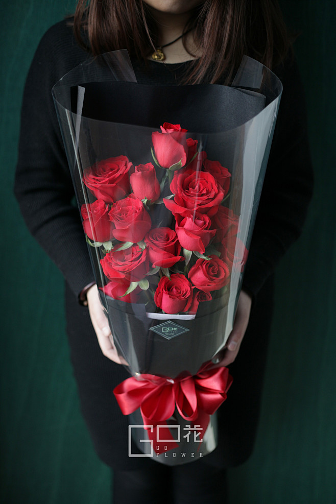 捧在手心里的卡罗拉。#红玫瑰##花束该有...