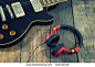 An electric guitar,headphones on a rustic wooden table vintage tone.-物体,复古风格-海洛创意（HelloRF） - 站酷旗下品牌 - Shutterstock中国独家合作伙伴