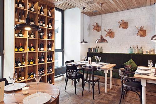麋鹿茶匙，波兰的小餐馆Althaus室内...